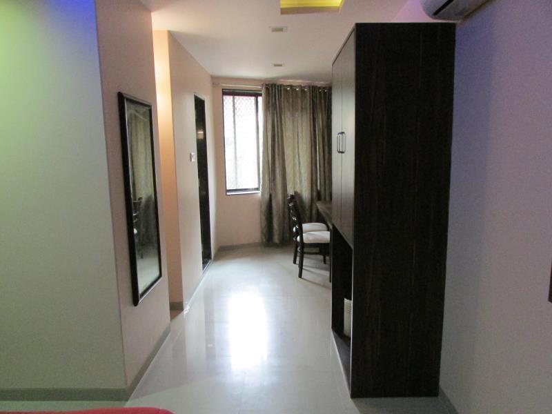 Oyo 49867 Hotel Kalpana Residency Mumbai Exteriör bild